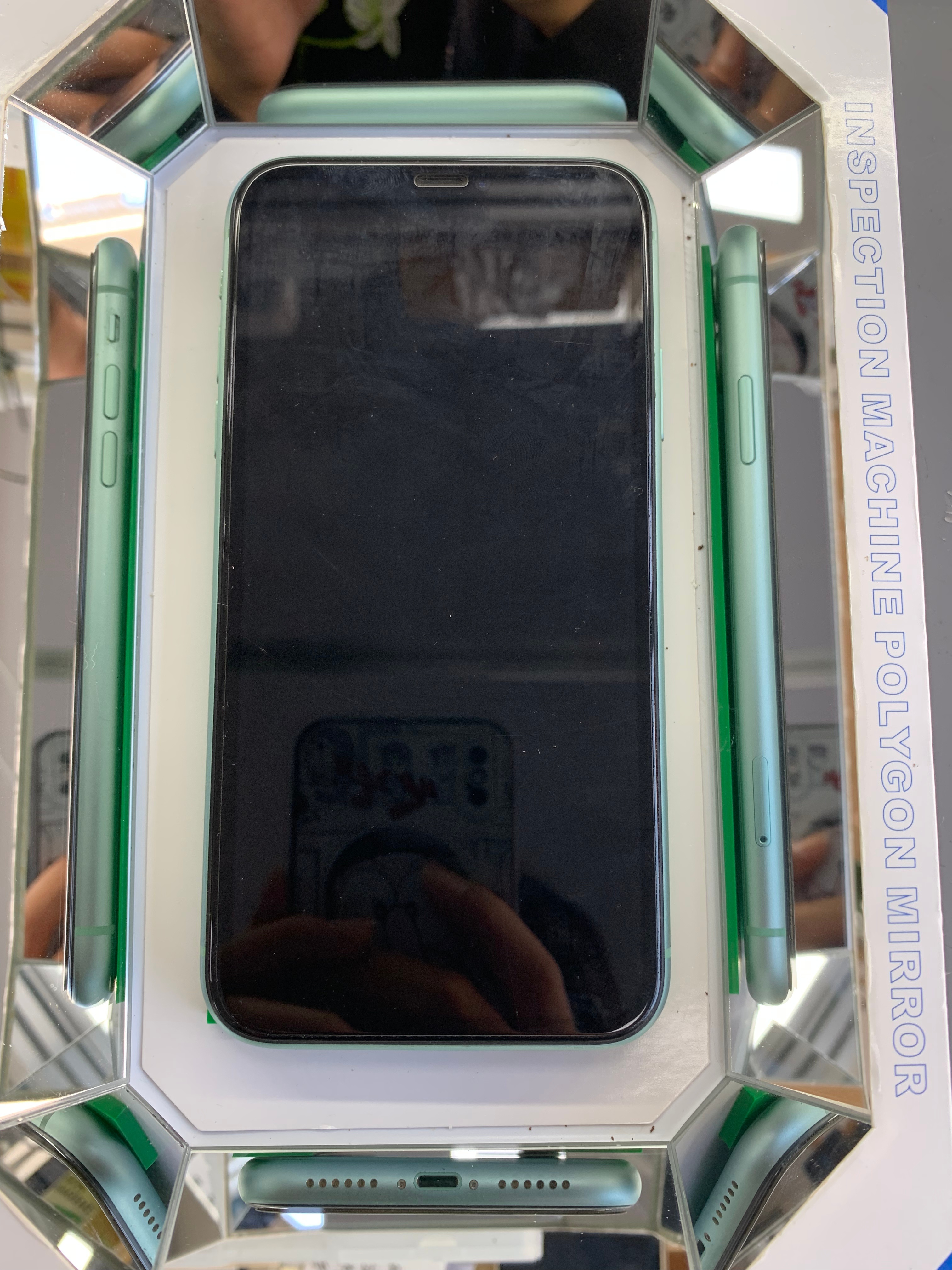 换电池几个月之后，顾客来反馈说我们把他的iPhone 11的屏幕弄出来划痕了但是