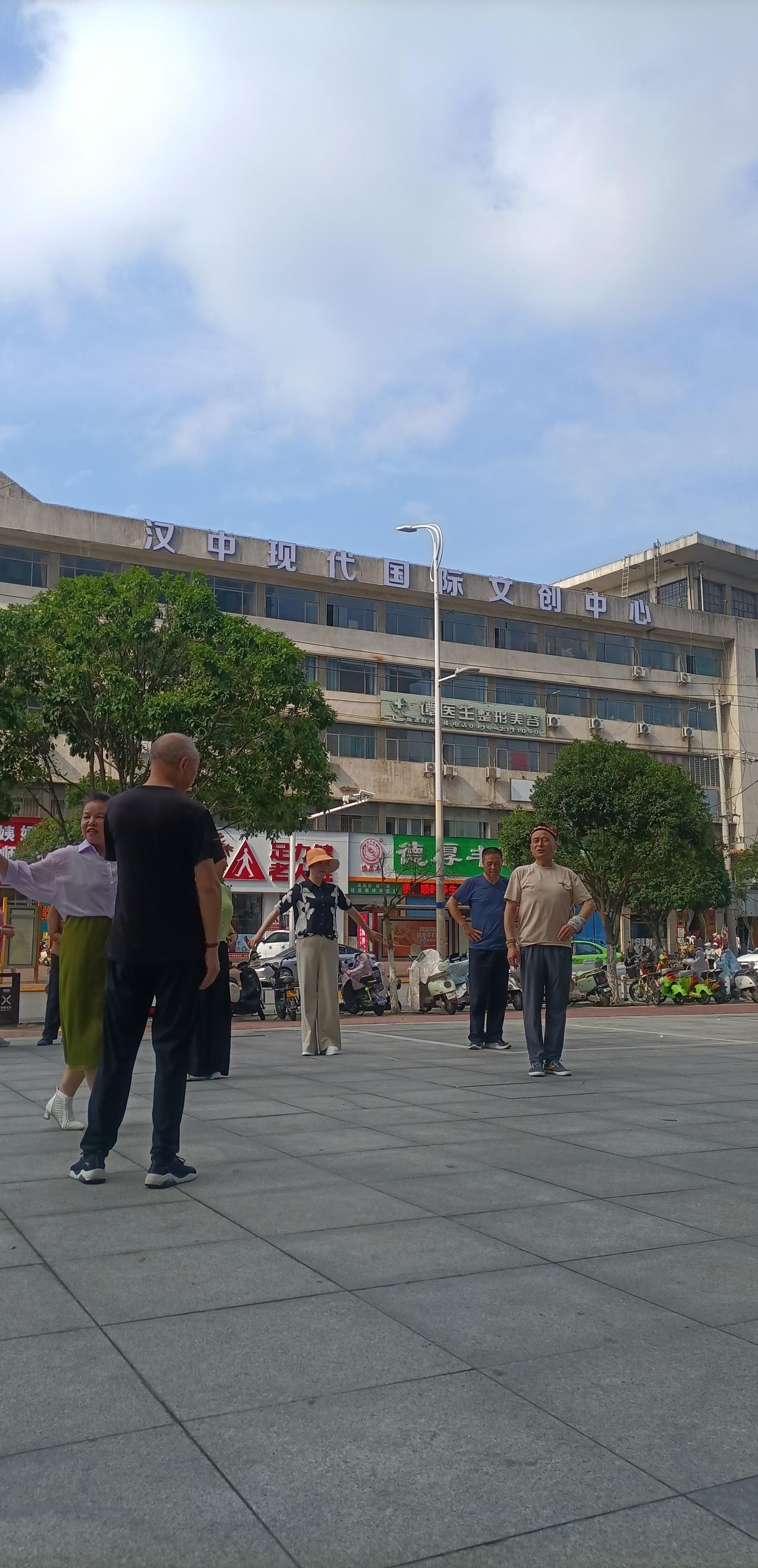 【人世间·舞：坚持早上的健身活动】退休生活分享
退休了，总要找一个适合自己的、能