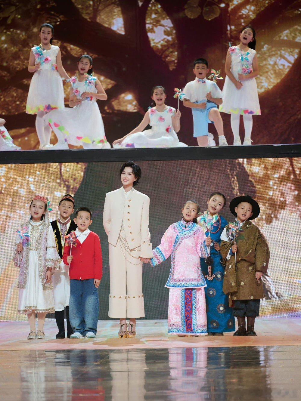 万茜带来的《最好的未来》舞台，满是温柔与期许，用治愈的歌声为孩子们的梦想护航，愿