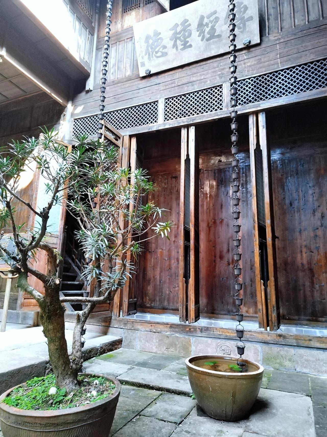 #旅行日记# 徽州明清时期古民居坐落在黄山脚下，至今保存完好的徽州古民居曾经是官
