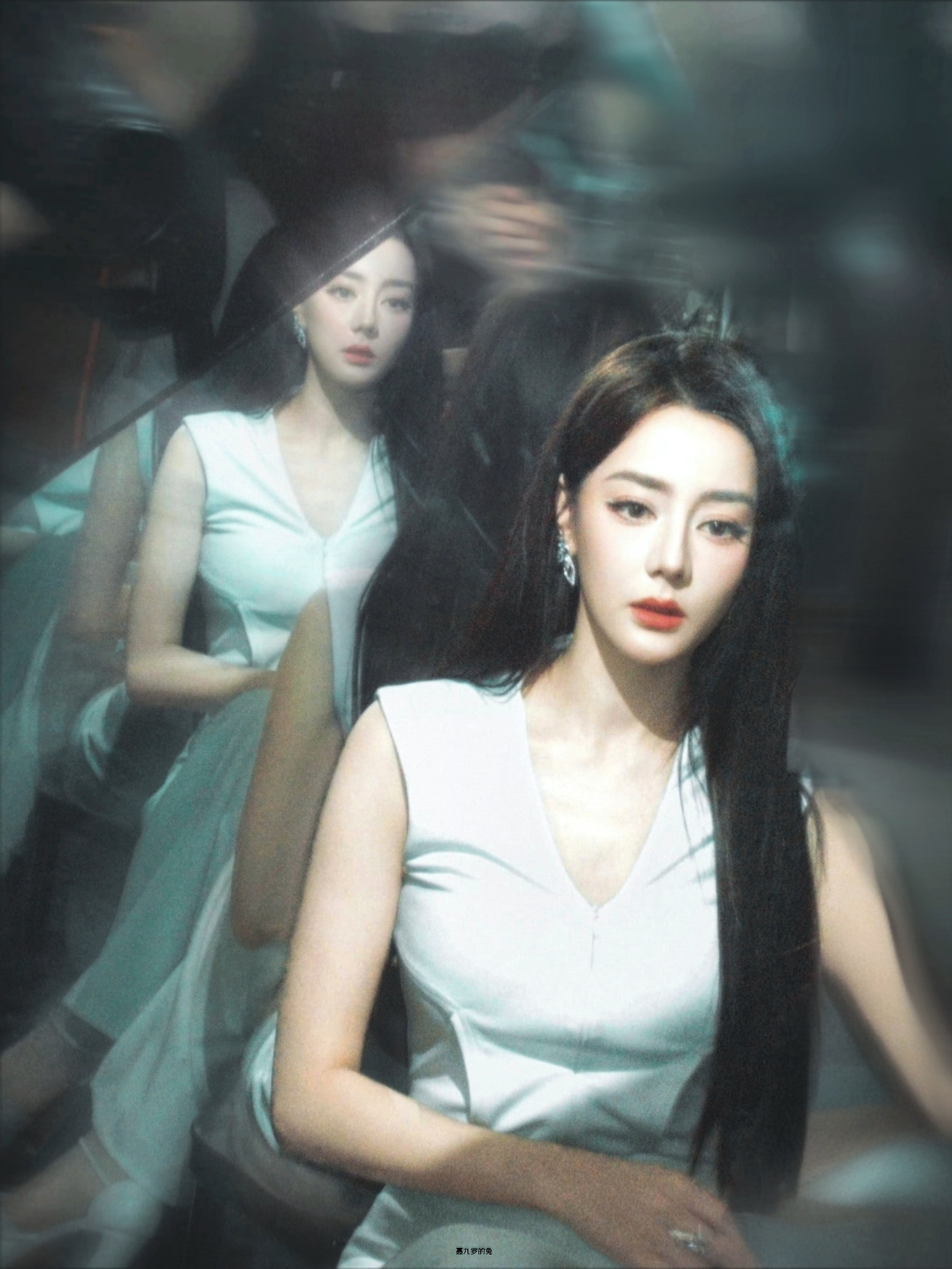 “镜中世界，也许有另一个爱着我的我”“Hello from inside the