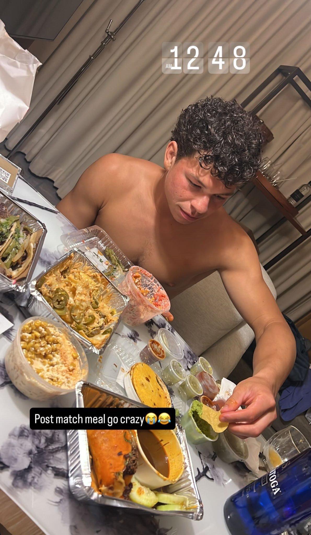 谢尔顿赛后大吃，你们看着觉得好吃吗？热点现场 ​​​