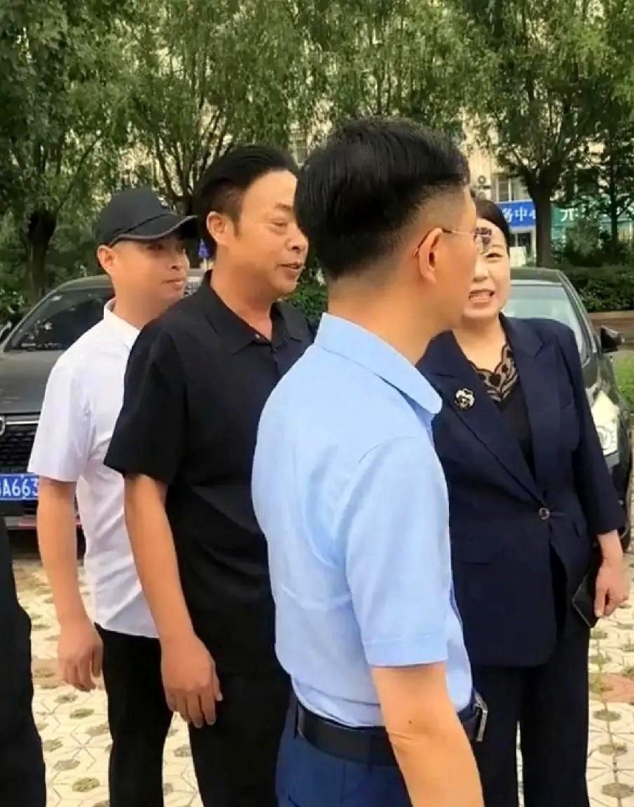 老度这是急了吗？怎么微斜起老许来了。

老杜隔空喊话许敏，让她别再揪着儿媳熊磊不
