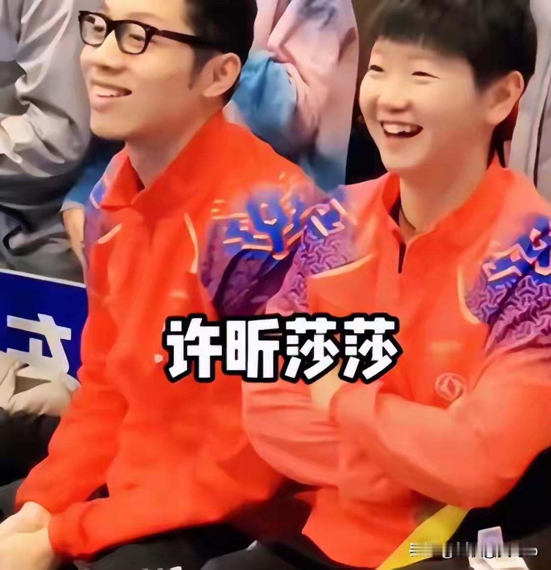 一个“自愿放弃”，一个“召必回”。
在国家利益面前
两种态度形成鲜明对照！
致敬