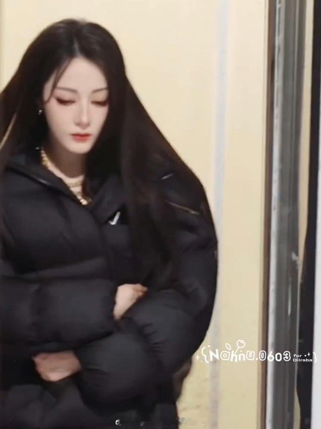 迪丽热巴开推发布会黑长直造型 你知道神女是什么样的吗🥺 