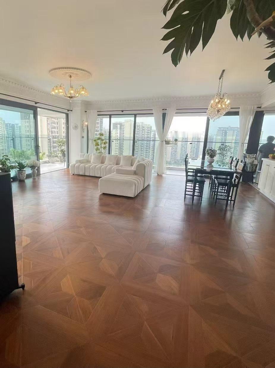 奶奶进门就骂。
新房装修好了，家里亲戚高高兴兴来燎锅底，奶奶一进门就骂，说难看的