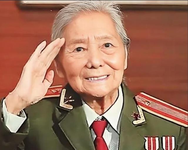 1979年，一名女翻译刘禄前往美国访问，一美国男人不知为一直盯着她，几分钟后，男