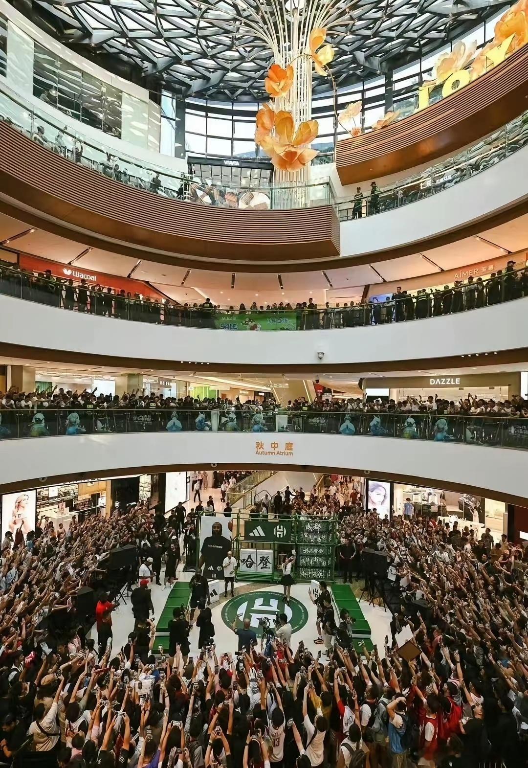从火箭队积累起来的中国球迷，看这阵仗，库里都比不上哈登了…… 哈登穿唐装打咏春 