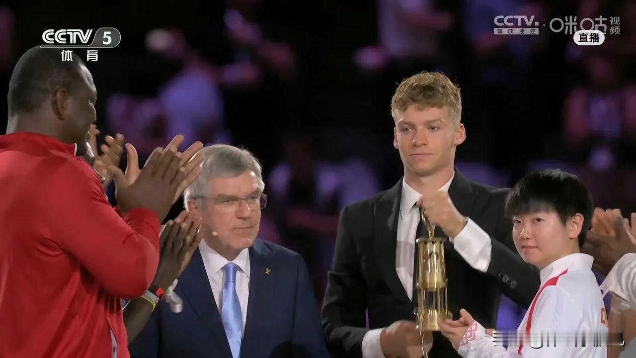 巴黎奥运闭幕式，呈现了5大“没想到”！

1、没想到，莎莎作为代表出席了闭幕式！