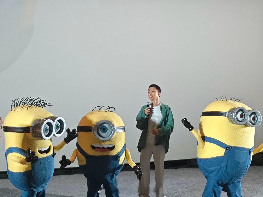 付航现身小黄人与大怪兽首映礼 付航亮相首映礼，跟小黄人同框的画面又好笑又和谐。分