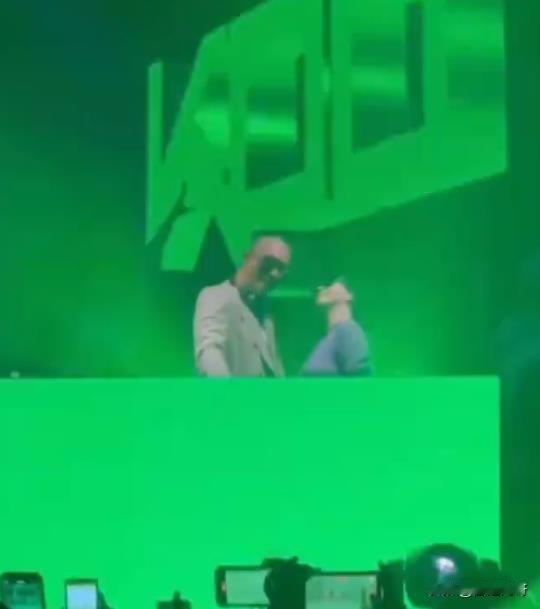 活久见！具俊晔在台上打碟，小S在台前热舞，小姨子跟姐夫处成这样也是很神奇，别说是