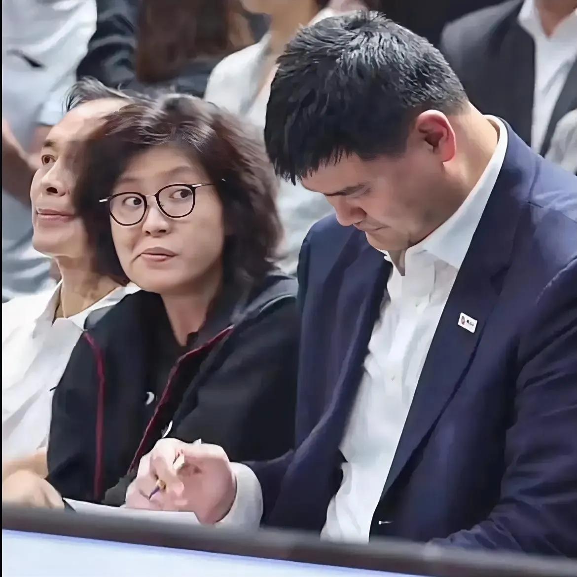 我看到这张图片时，不禁会心一笑，叶莉最后的眼神和表情瞬间揭示了姚明在家中的地位。