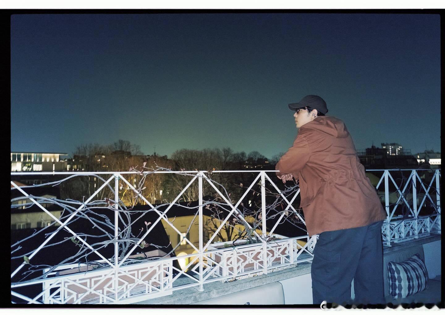 肖战ins晒米兰照肖战更新ins，晚安变早安啦！ 