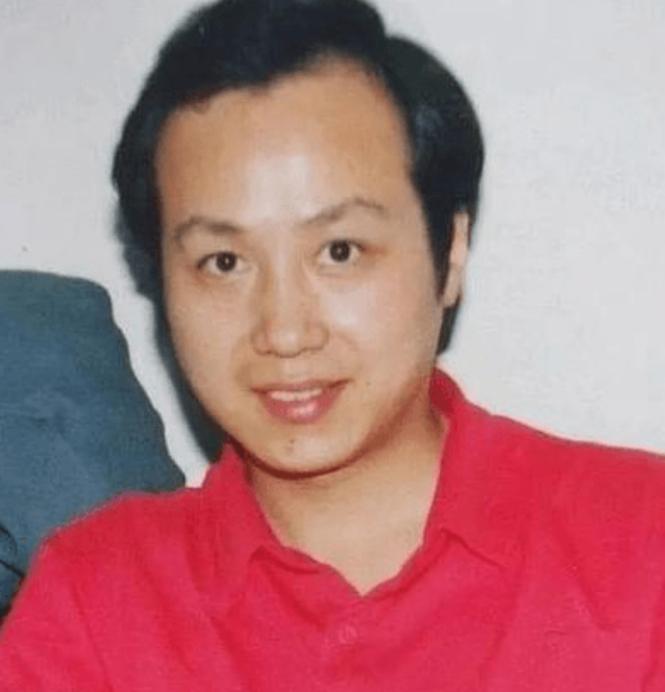 著名主持人罗京，去世多年后，母亲患上老年痴呆，妻子带着儿子改嫁了一位富商，可是儿