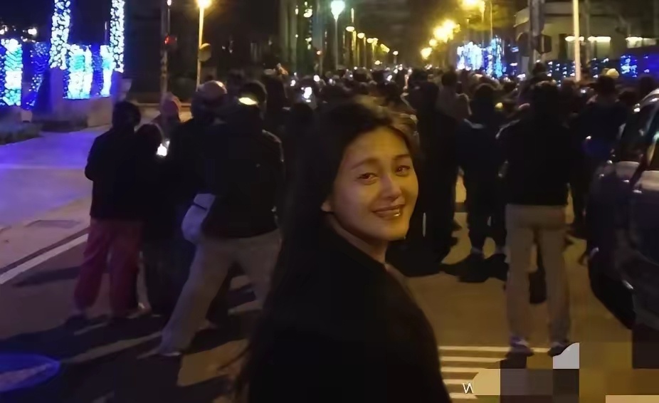 全网都看呆了，一个顶流女明星就这么崩了。社交平台上4000w的粉丝，竟然干不过一