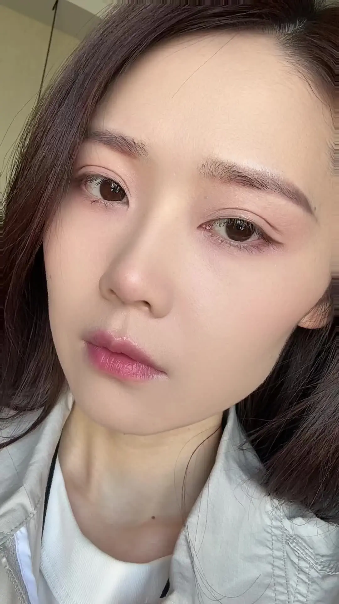 岁月的痕迹都留在了脸上，不再是18岁满满的胶原蛋白，一丝丝皱纹出现在最明显的地方