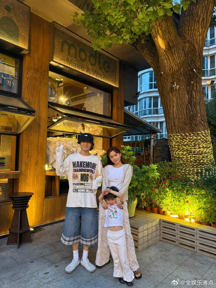 井迪的手就这么水灵灵地伸过去了井迪一句 “我喝不了酒” 还没缓过神，她那水灵灵的