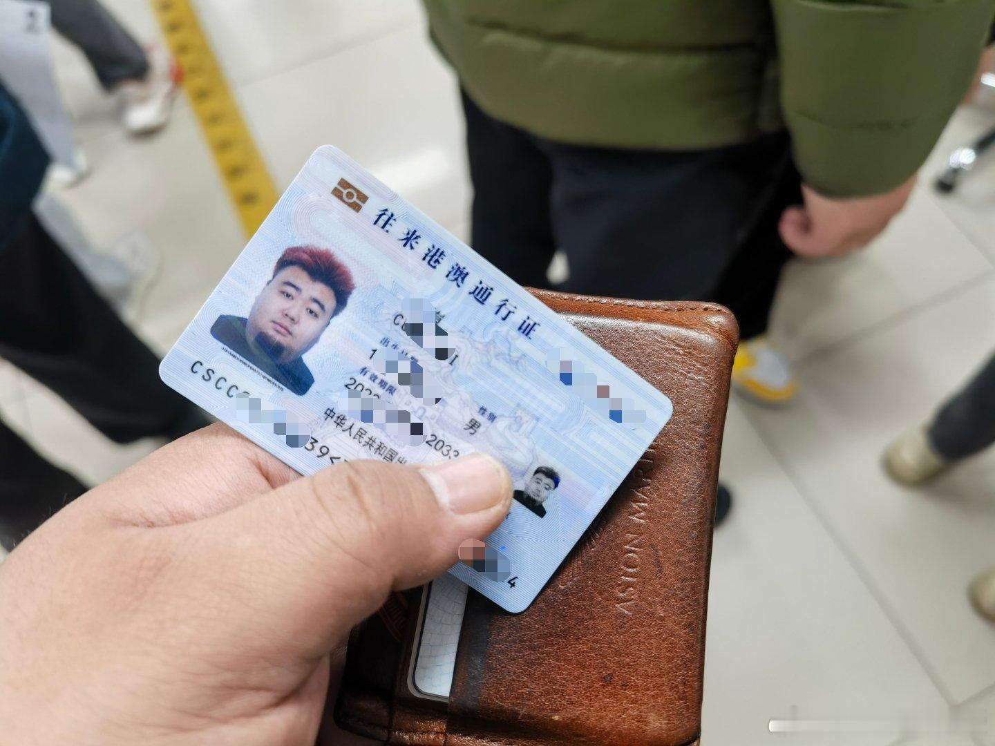港澳旅行很火爆啊，签注都排大队[允悲][允悲] ​​​