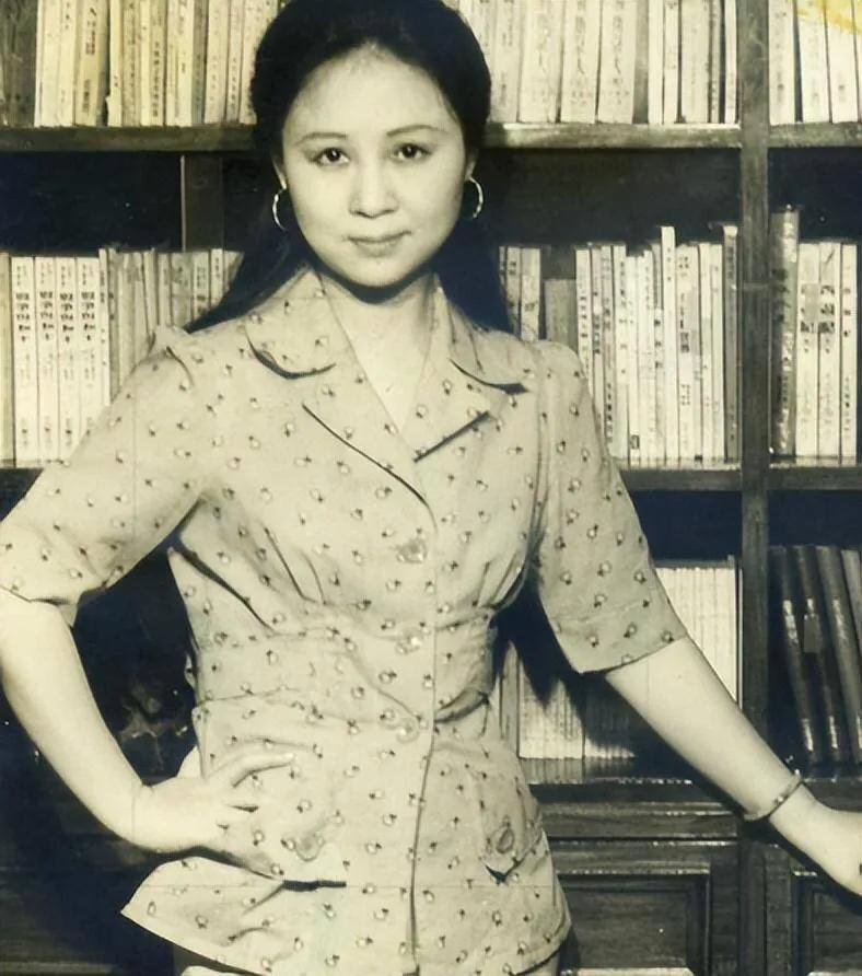 1964年，琼瑶离婚后，成为了平鑫涛的情人。当时，平鑫涛的妻子悲伤地请求琼瑶把丈