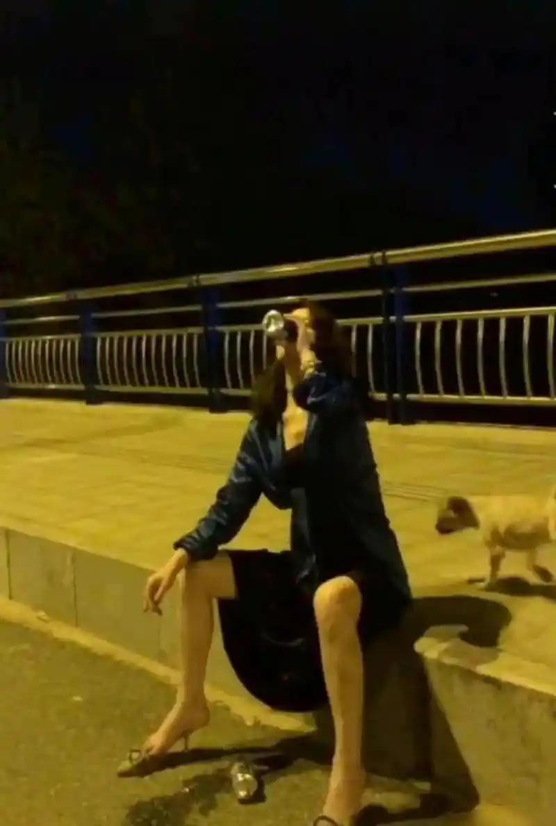 上联：三更半夜
下联：请赐[作揖]