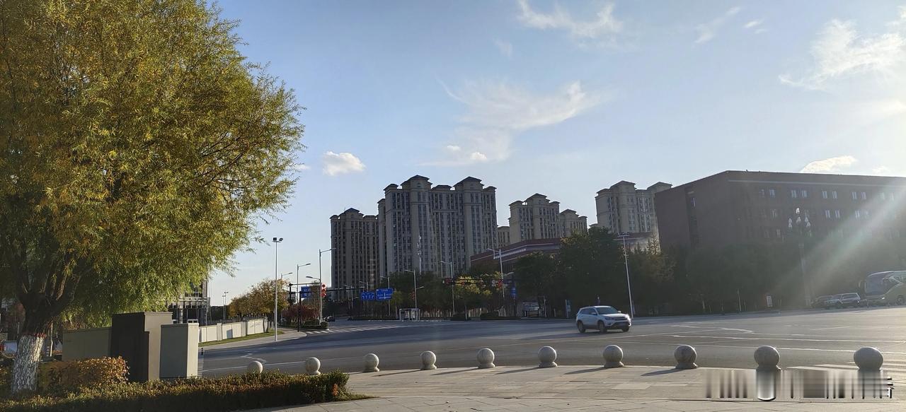 秋街
#街头上的秋色# #街边也能拍美景# 
午后的秋阳将树枝拉出长长的影子。街