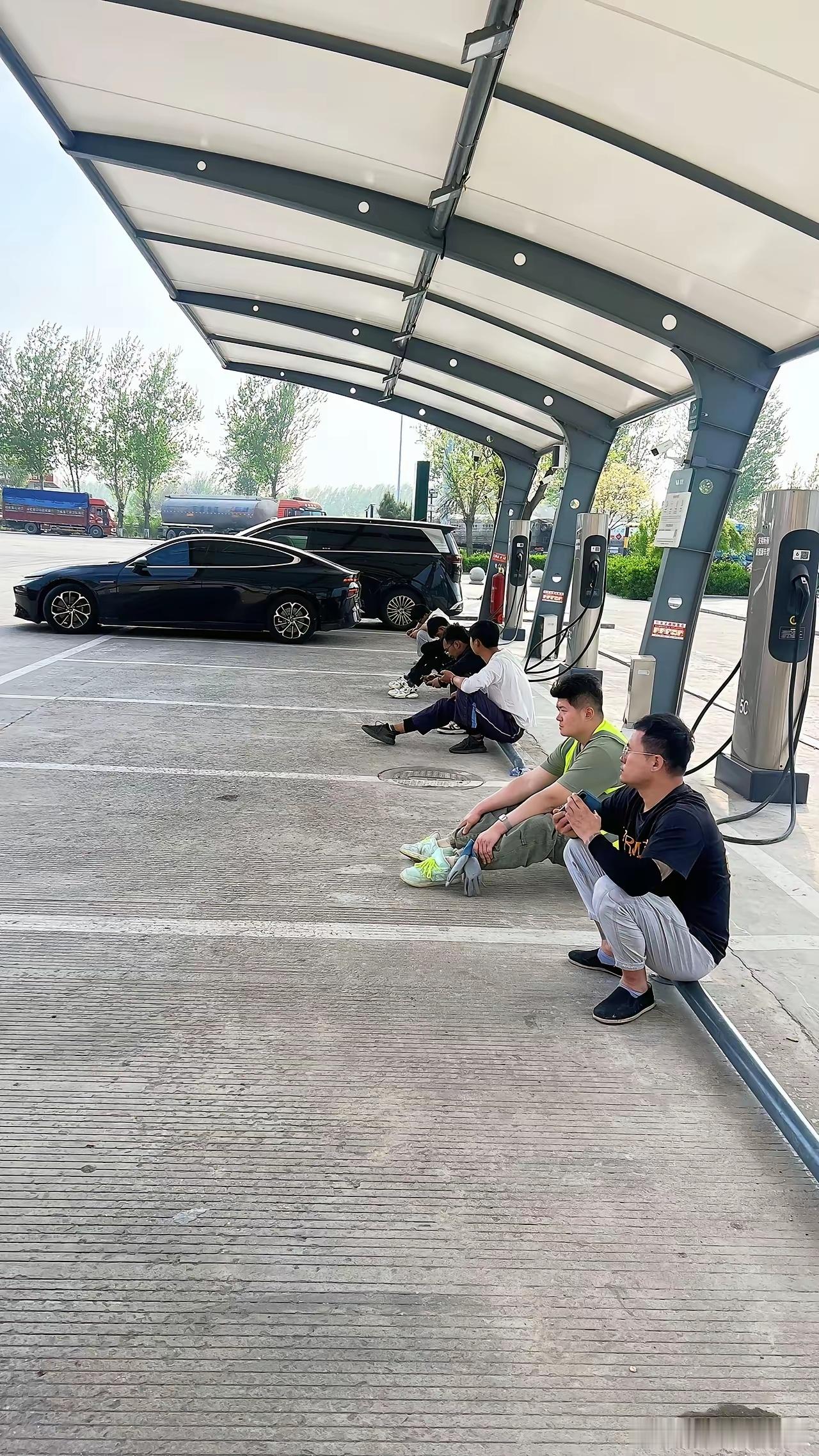 朋友们，我一直在思考一个问题：如果所有新能源车都统一电池规格、尺寸，再像加油站一
