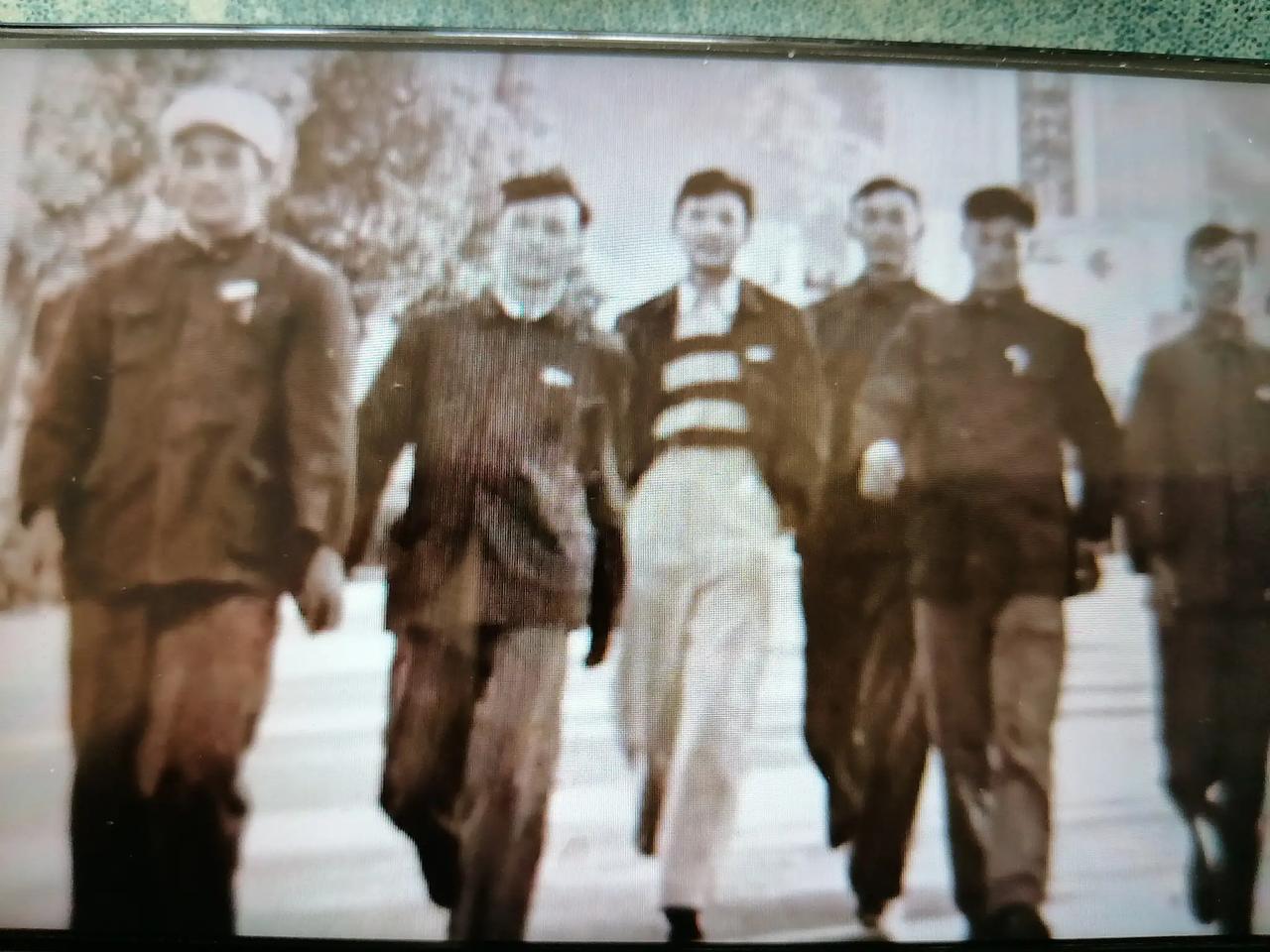 这样老师己经成为现代熊貓级的人物。高尚不在职位和金钱多少。我五零年读中学的一位杨