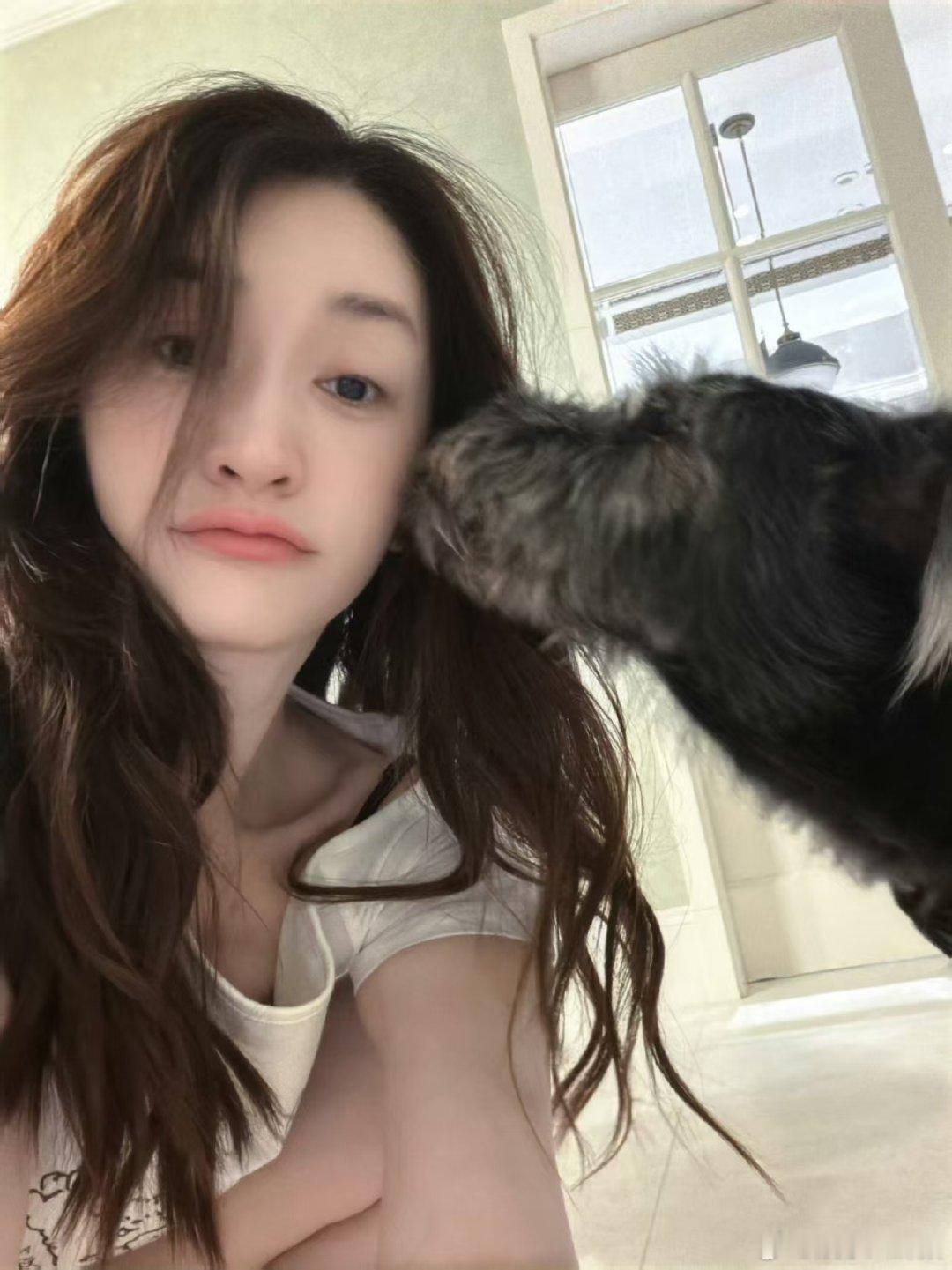 李小冉的狗是在横店捡的不想睡的星期五给毛孩子找家在横店拍戏的一场偶遇，成就李小冉