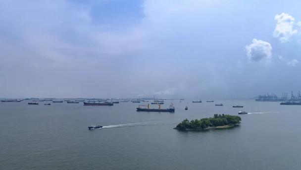 4月22日，印尼财长普尔巴亚在雅加达的讨论会上，公开宣称要向过往商船征收通行费。