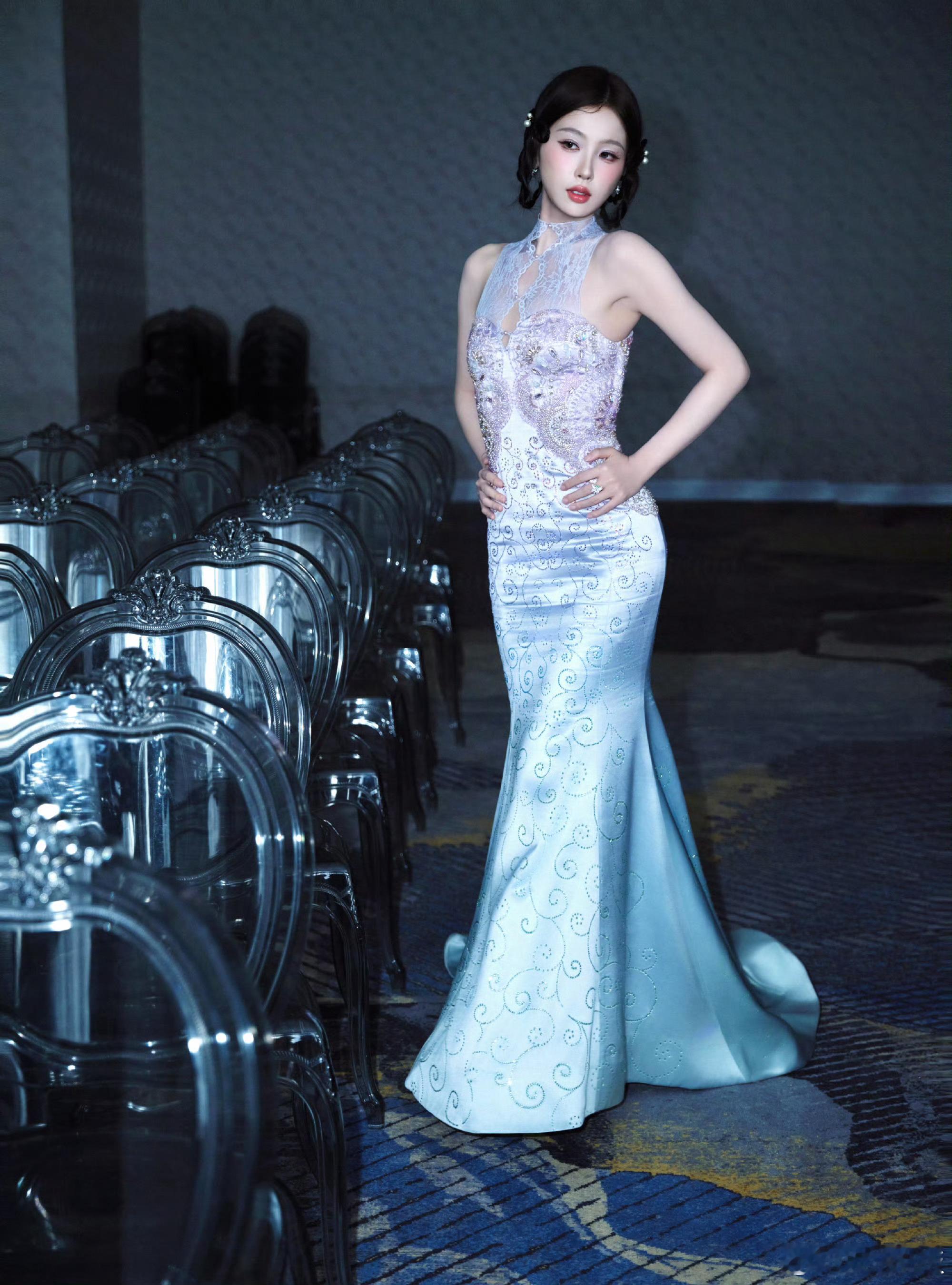 虞书欣新中式鱼尾裙 虞书欣一袭新中式淡紫鱼尾裙也太惊艳了！紫雾裙摆缀满星光绣纹，