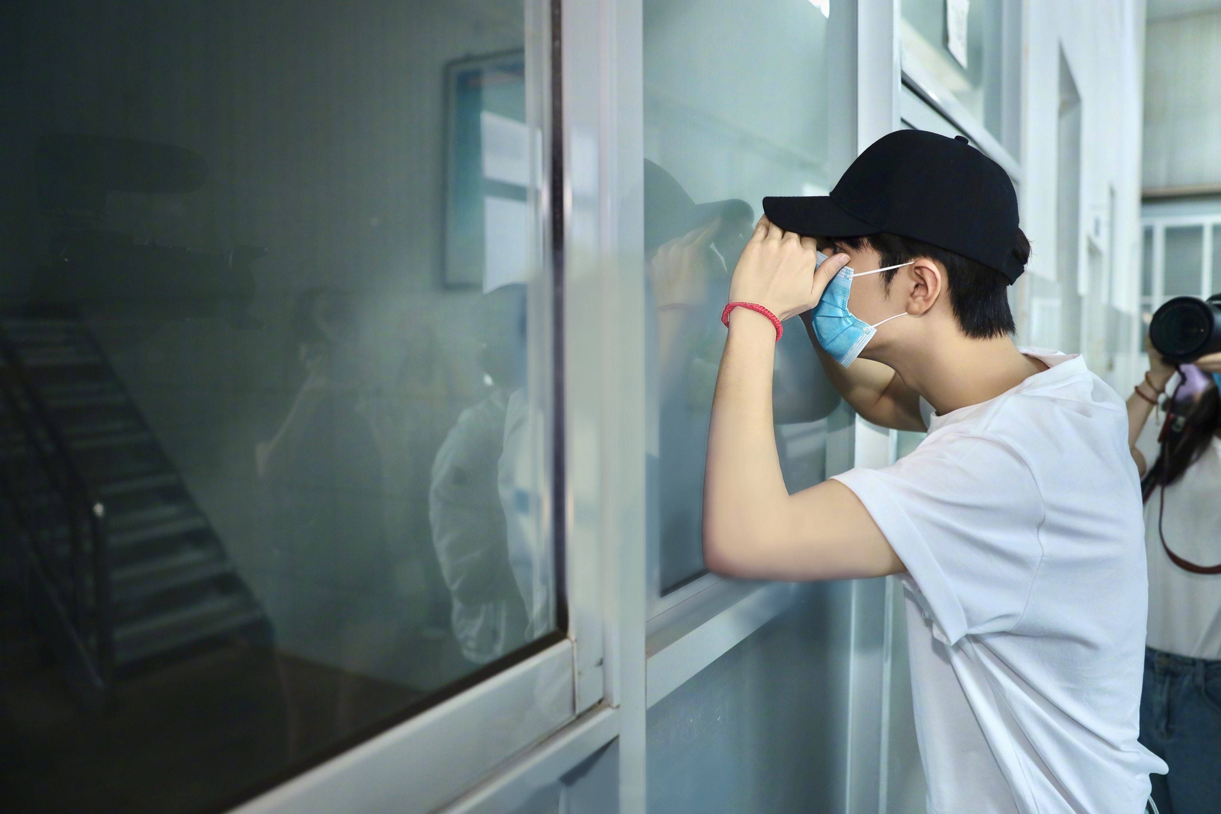 窗外风景再好，也不如偷偷看你一眼。青岛为肖战粉丝准备休息区📮肖战十日终焉未开机