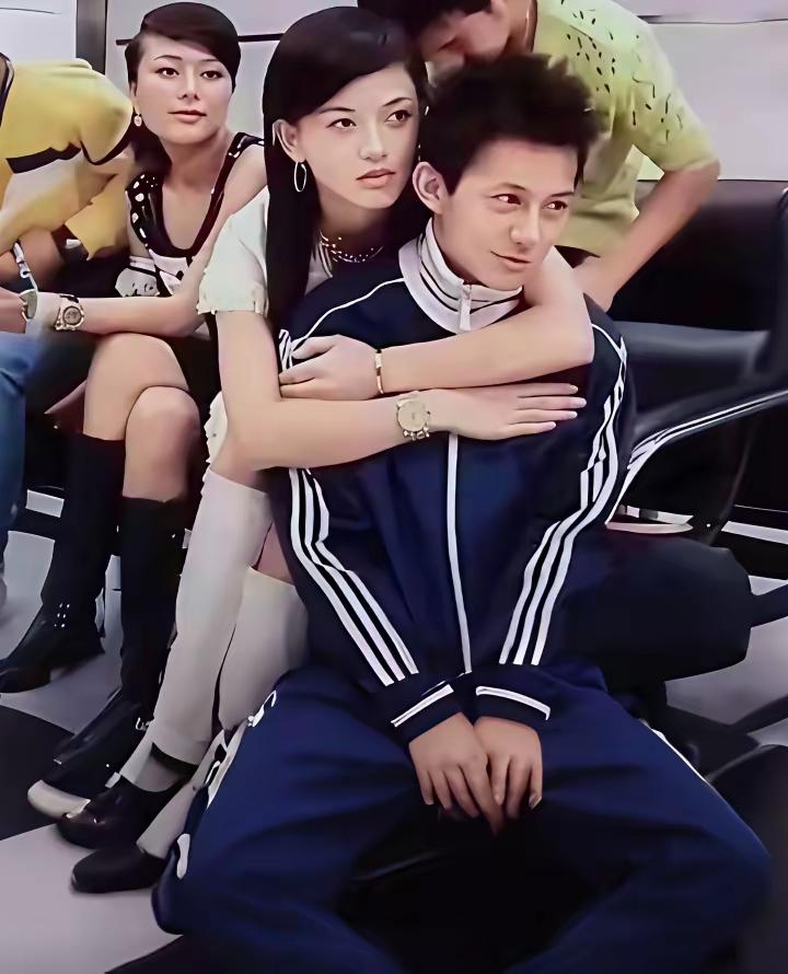 上网刷手机，偶然间刷到一张以前的老照片，感觉照片上中间的这两个人确实有点面熟，但