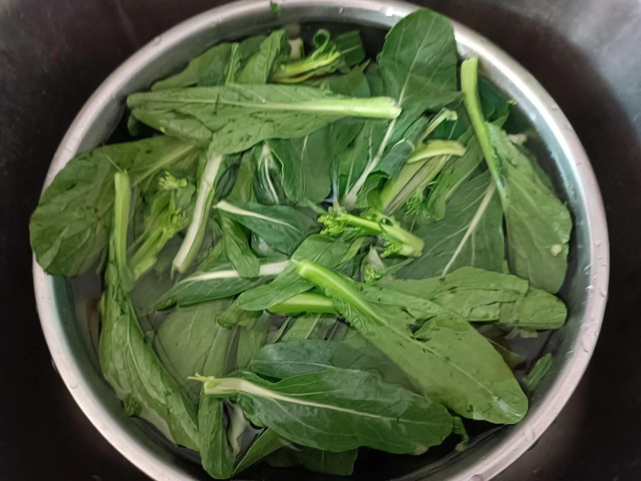 星期日下午
阵雨，暂时天晴
差不多又来煮饭了
哈哈，下午好
[送自己一朵花][送