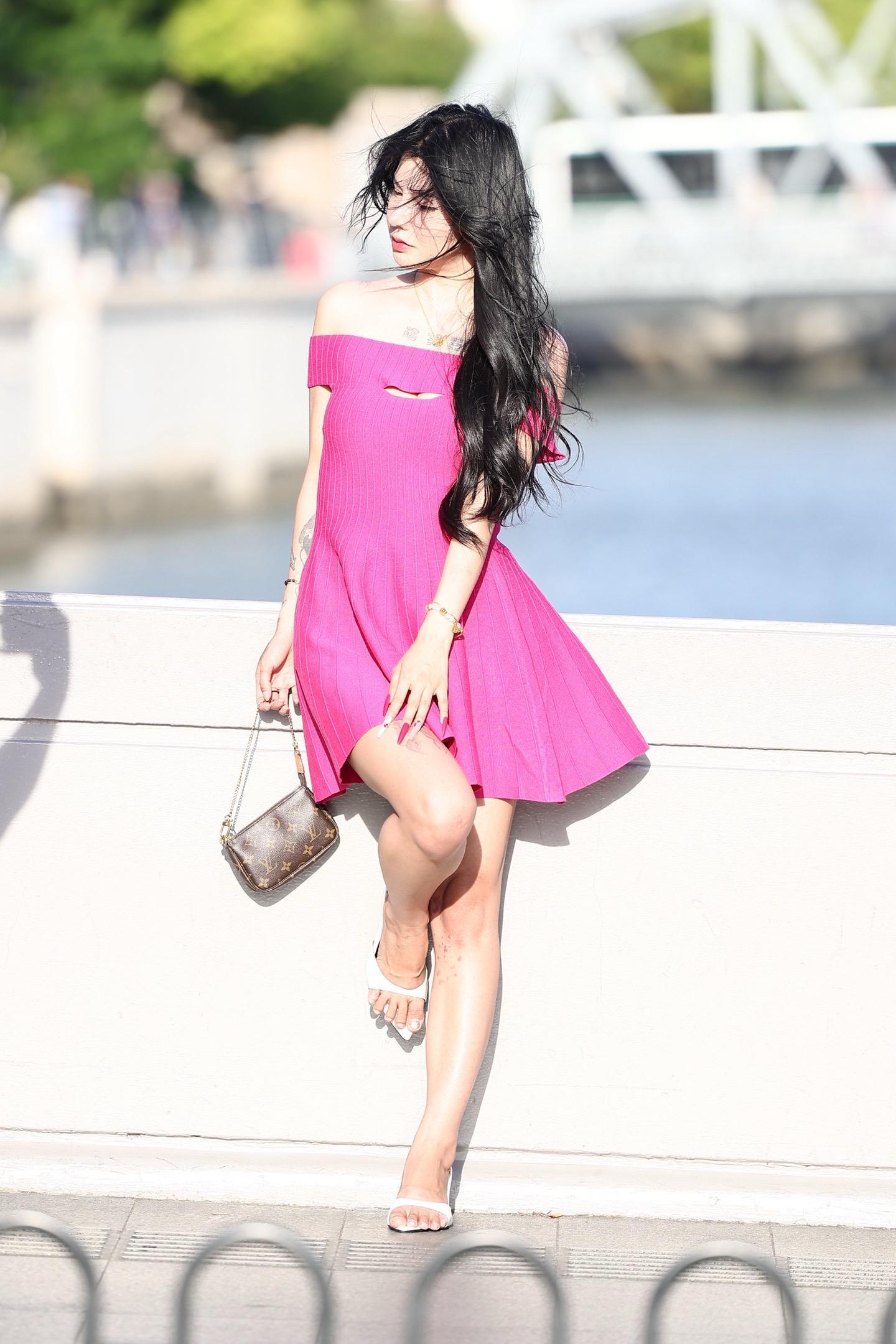 citygirl穿搭 粉裙美女 街拍穿搭 时尚街拍ootd 美女街拍穿搭