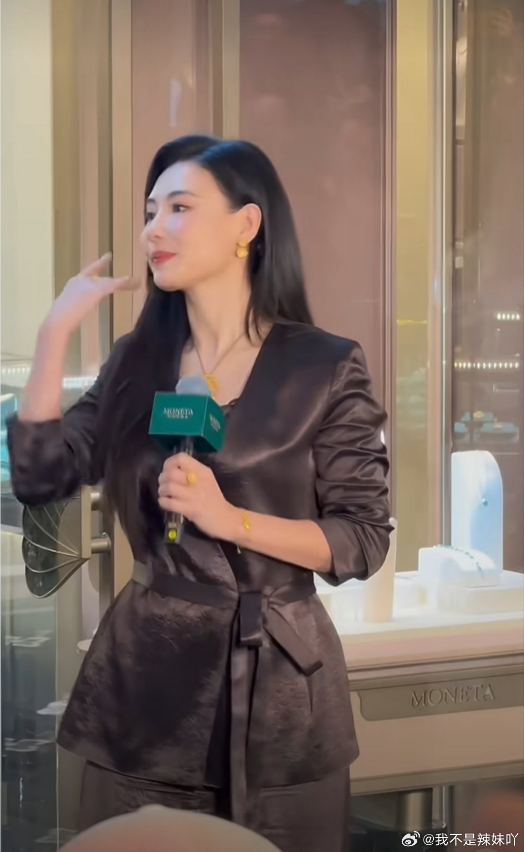金鹤龙给张柏芝化的清冷贵气妆这身穿搭真的太绝了！黑色缎面西装简约大气，搭配黄金首