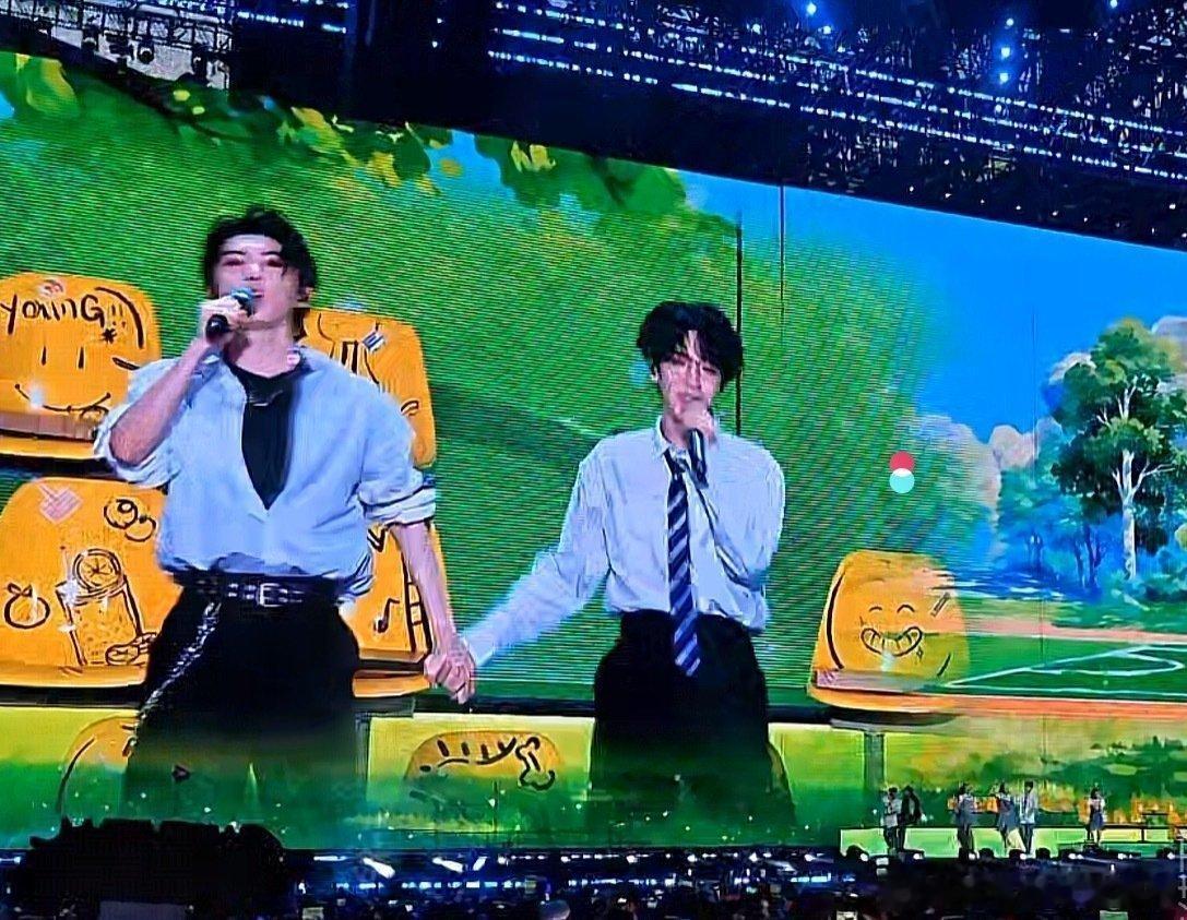 假期和霖霖牵手了[流鼻血]时代少年团上海演唱会 ​​​