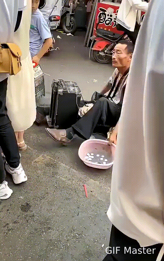 罕见，这饭要的简单粗暴！
据社交媒体视频，一名乞讨者向路边购物者讨要钱物时行为极