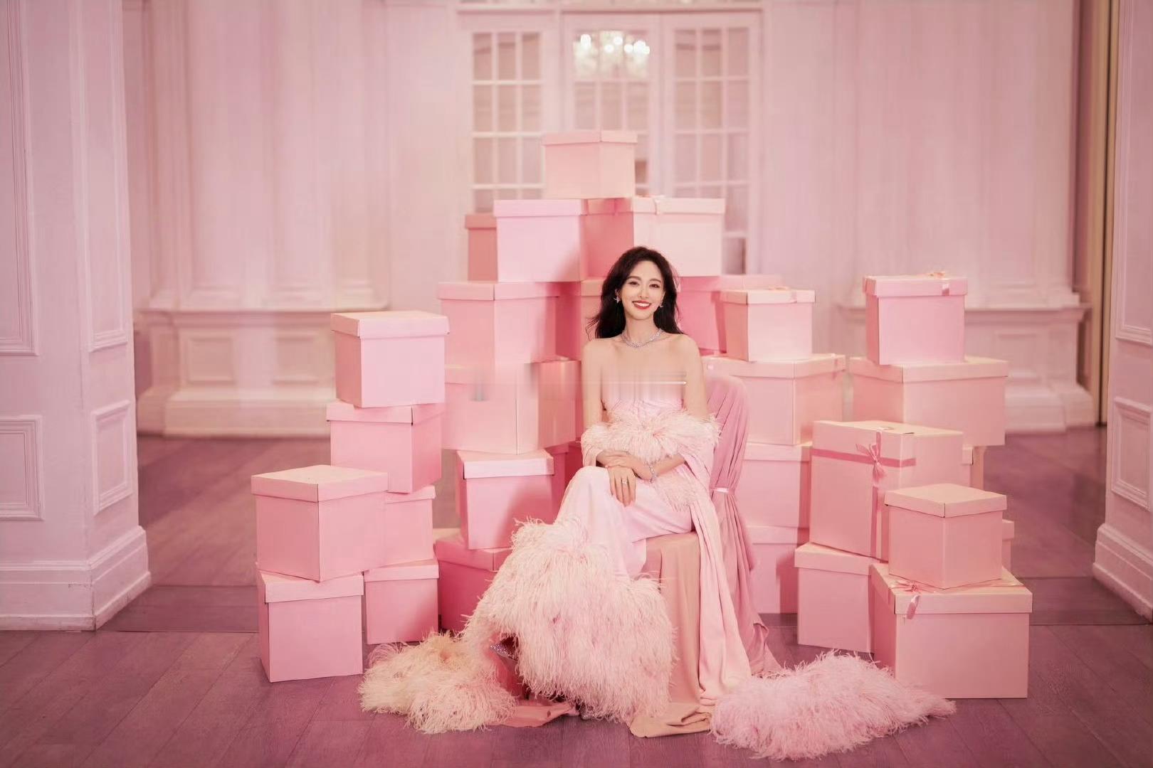 被唐嫣的明媚自信感染到了  被唐嫣明媚的笑容击中了 真的很像一个小公主！ 