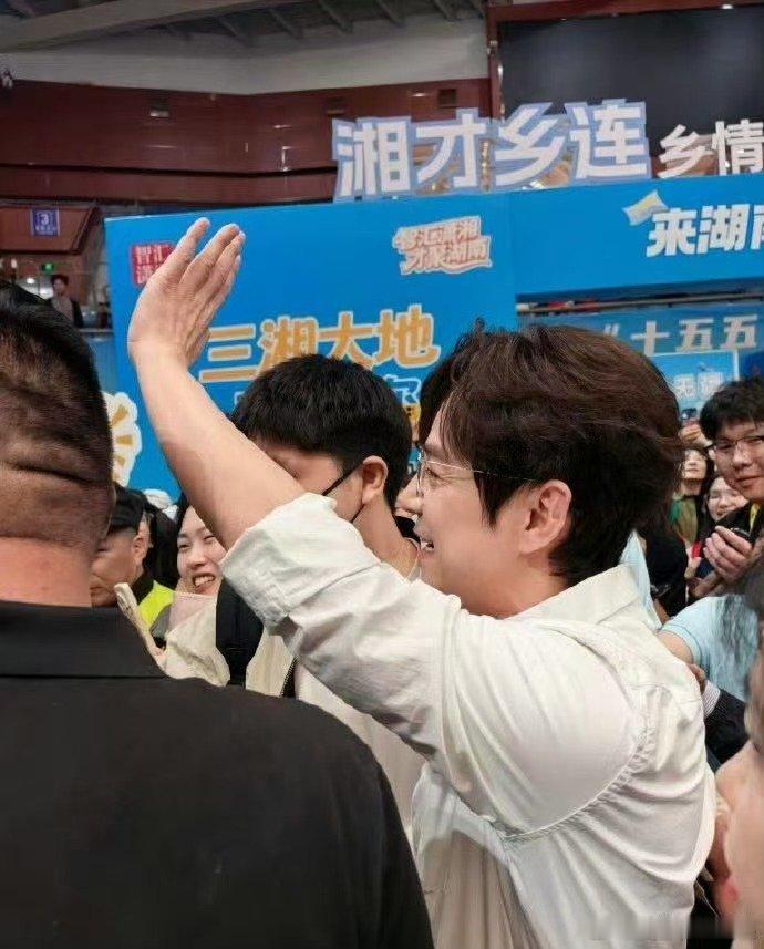 歌手排名何炅回应主持歌手时吃螺蛳何炅回应歌手现场吃螺蛳网友脑洞造出嗦螺蛳热梗，何