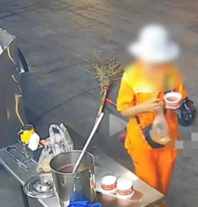 “现实版农夫与蛇啊！”河南，一餐饮老板见天气炎热，便免费为户外工作者送解暑饮品，