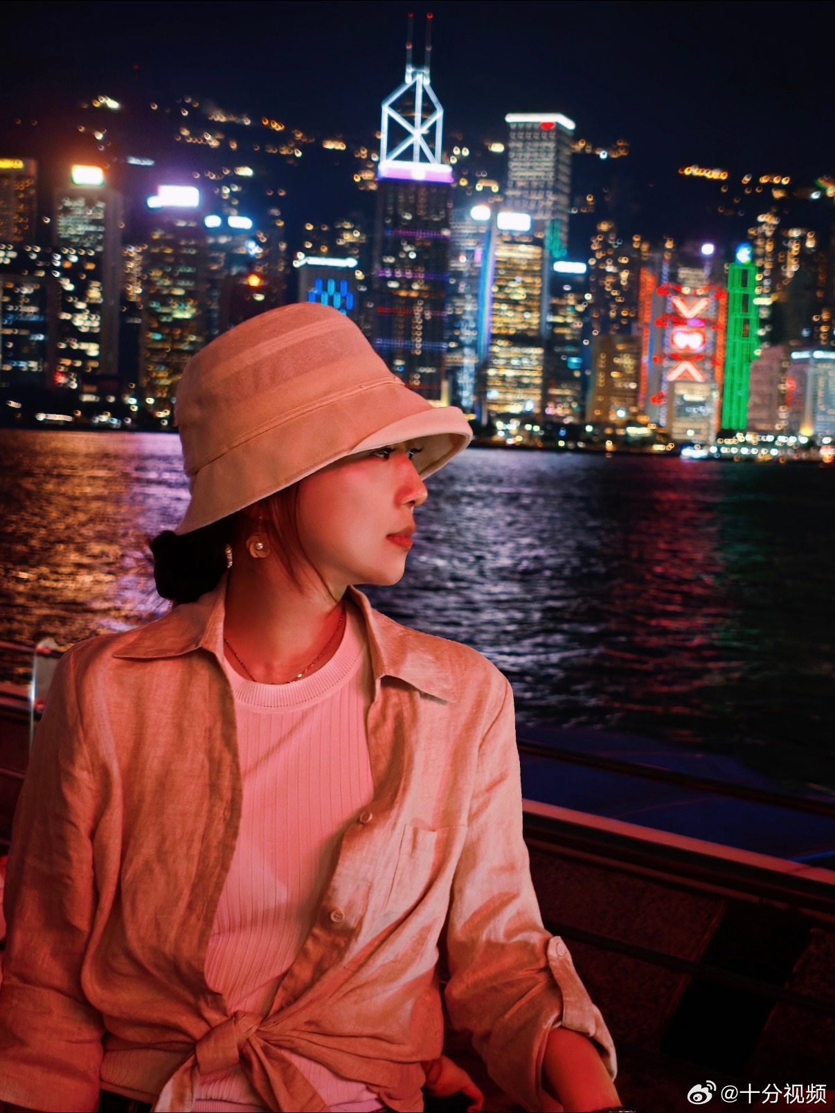 傅首尔掉进了恋爱循环 该说不说傅首尔掉进了恋爱循环，一个又一个帅气的少年和傅首尔