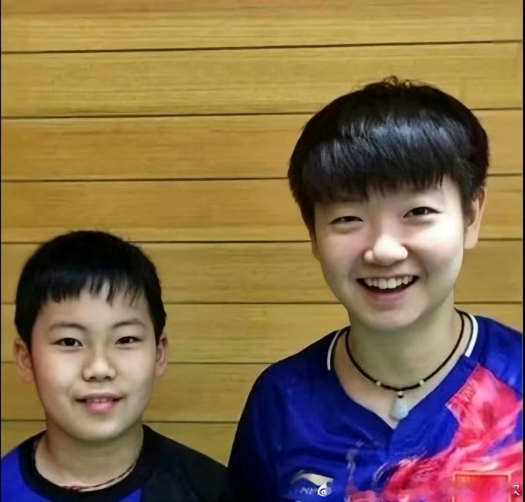 松岛现在都长成啥样了，孙颖莎这张和现在毫无区别，感觉改个滤镜不认识旁边小孩的会以