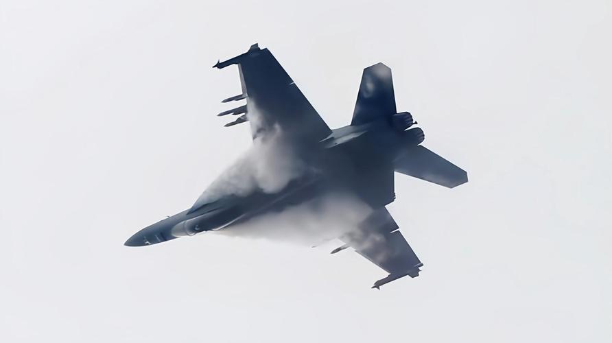 2026年6月13日中午，华盛顿州亚基马县里姆罗克湖附近，一架F/A-18大黄蜂