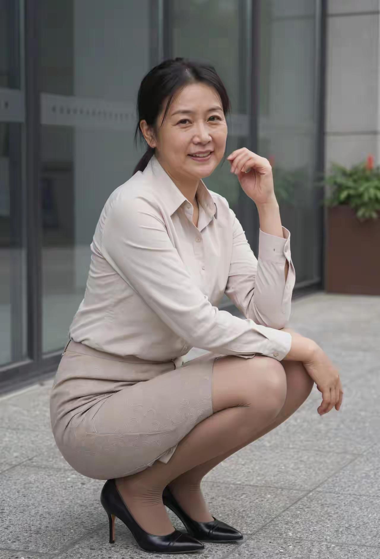 这般容颜状态大概年纪不轻算大龄阿姨了吧！
颜值还算可以，算不上特别漂亮，也是最起