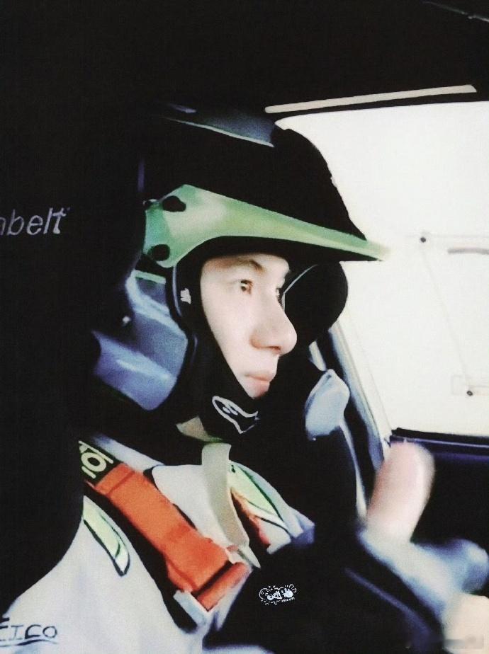 #被胡先煦的沙漠路透钓成翘嘴了# 看到胡先煦的沙漠路透，心中充满了喜悦。他的帅气