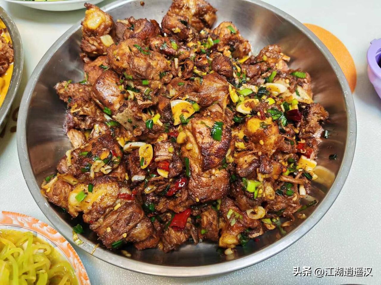 这桌硬菜直接把幸福感拉满！大盘鸡裹着浓郁酱汁，土豆软糯入味；干煸排骨焦香四溢，每