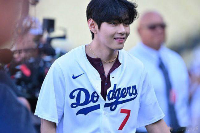 金泰亨开球 完全棒球王子⚾️ ​​​