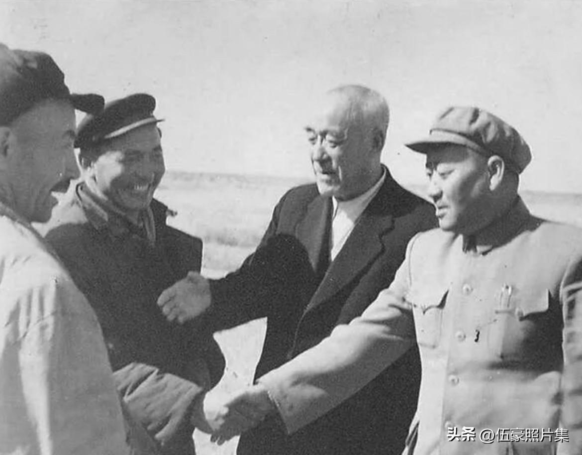 1961年，时任新疆维吾尔自治区常务副主席的辛兰亭，陪同原陕西省人民政府主席、全