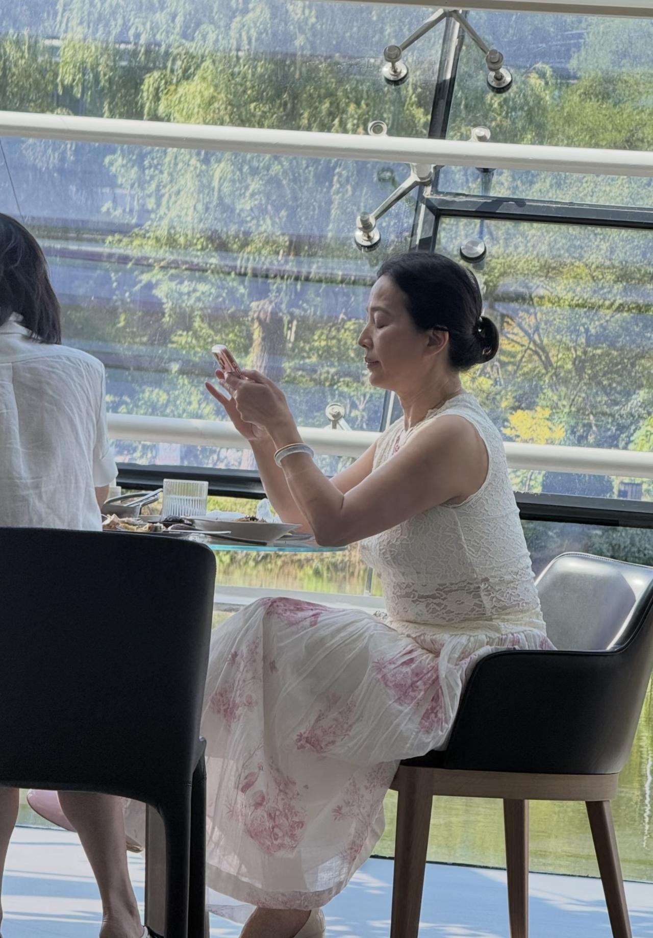 8月30日，有位摄影师在北京偶遇刘亦菲的妈妈，她在顺义一家餐厅吃饭的画面。

刘