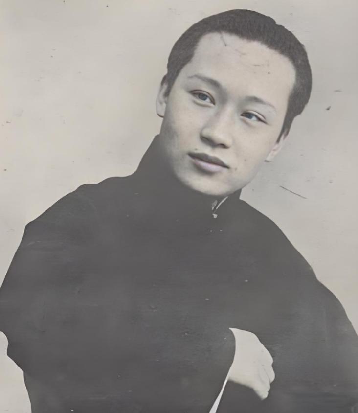 1918年，京剧大师荀慧生娶妻，入洞房后，迫不及待将新娘抱床上，不料，红盖头一掀